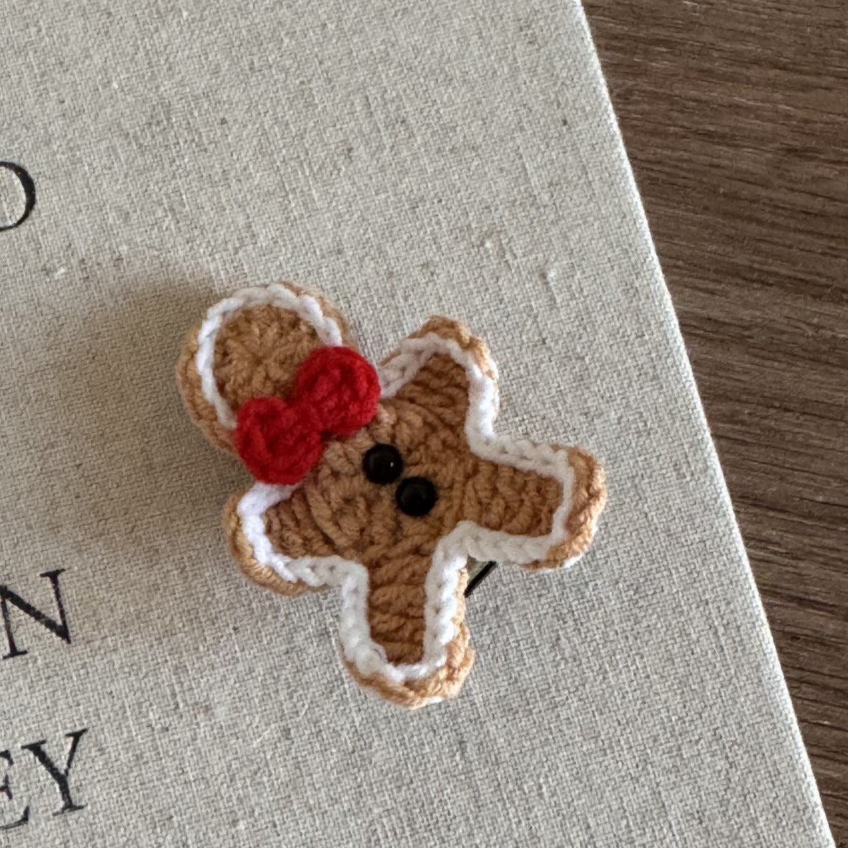 クリスマスモチーフの手編み風ヘアピン